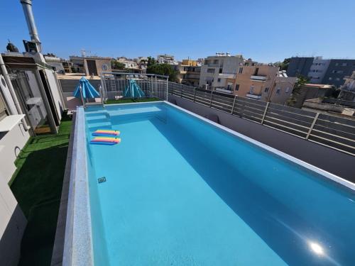 Evgenias Luxury Apartment with Rooftop Pool -Parking