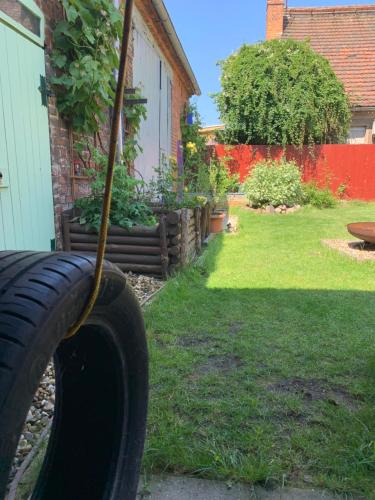 a tire on a hose in a yard at Willma Ferienhaus in Altdöbern