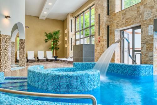 Főnix Wellness Resortの敷地内または近くにあるプール