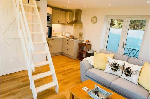 Honey Bee Cottage Tiny House Welshpool