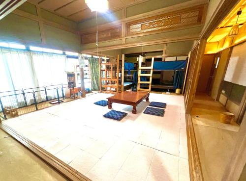 下関市にあるペット可一棟貸切宿なごむらの二段ベッドとテーブルのある部屋