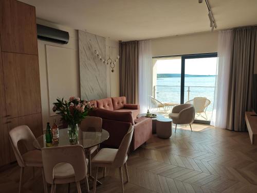 a living room with a couch and a table at Apartament 31 in Boszkowo-Letnisko