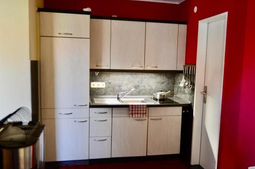 una cucina con mobili bianchi e un lavandino di Ferienwohnung an der Örtze a Müden