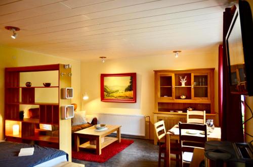 un soggiorno con un tavolo e una sala da pranzo di Ferienwohnung an der Örtze a Müden