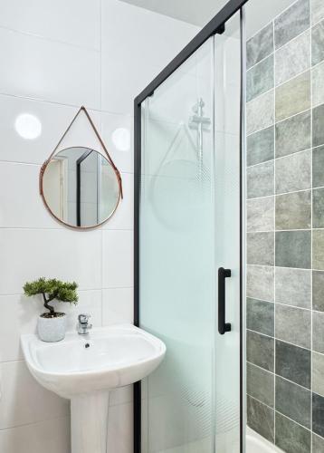 une salle de bain avec un lavabo et une douche dans l'établissement Studio Platanes 2 - Proche Disneyland - Parking Gratuit - Meaux, à Meaux