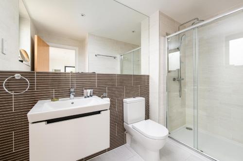 une salle de bain avec toilettes, lavabo et douche dans l'établissement Beaumont Village 21 BV21 Silverlake Dorest, à Warmwell