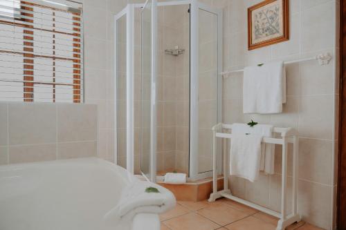 Un baño de The Robberg Beach Lodge - Lion Roars Hotels & Lodges