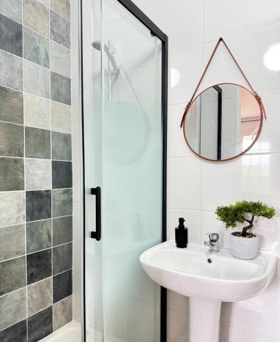 une salle de bain avec un lavabo et un miroir dans l'établissement Studio Platanes 4 - Proche Disneyland - Parking gratuit - Meaux, à Meaux