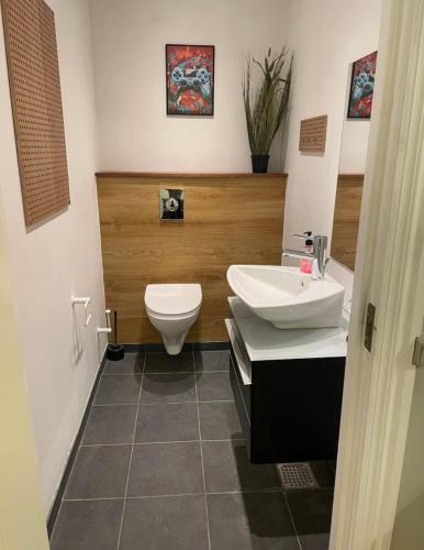 Ένα μπάνιο στο 7-bedroom apartment with 2x private parking
