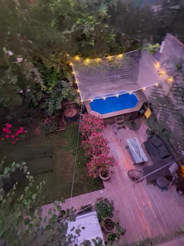 - une vue sur la cour et la piscine dans l'établissement Un jardin en ville, à Strasbourg