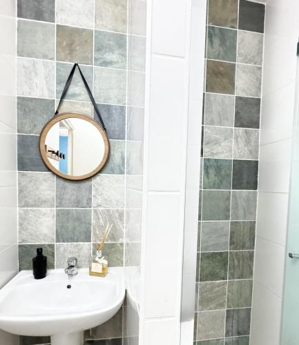 une salle de bain avec un lavabo et un miroir dans l'établissement Studio Platanes 5 - Proche Disneyland - Parking gratuit - Meaux, à Meaux