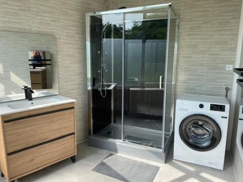un bagno con lavatrice e lavatrice di Saint Pierre de Maillé 86260 Maison a Saint-Pierre-de-Maillé