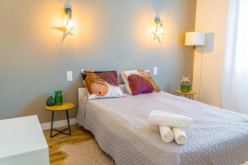 une chambre avec un lit avec des serviettes dessus dans l'établissement Villa L'Escaluna, à Escalquens