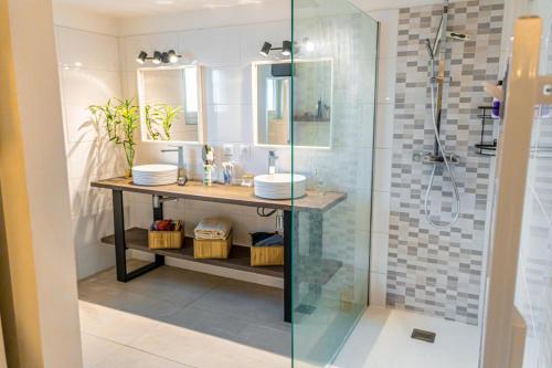 une salle de bain avec un lavabo et une douche dans l'établissement Villa L'Escaluna, à Escalquens