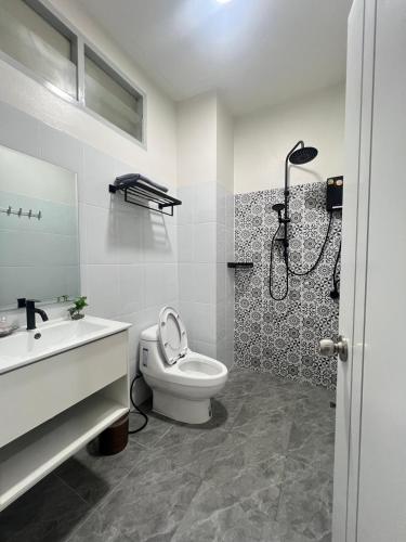 Bilik mandi di บ้านพ่อกับแม่ by ทองนาค อพาร์ตเมนต์