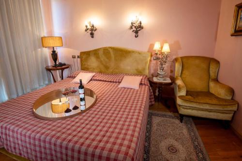 a room with a bed with a table and a chair at Hotel Soli Invicto in Elenovo