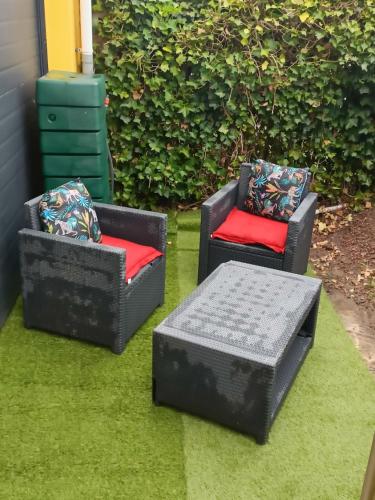 a patio with two chairs and a table and a chair at Stijlvolle Designstudio in Almere