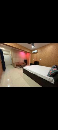 a bedroom with a large bed in a room at Hotel yash raj Palace Raibarelly in Rāe Bareli