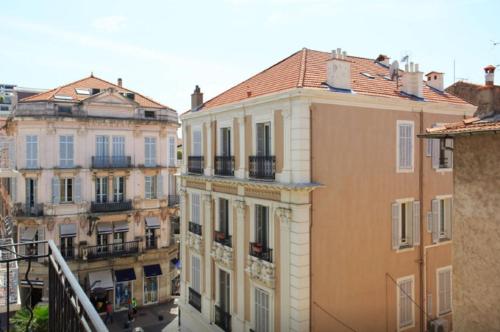 Large 1 Bedroom with Balcony City Centre