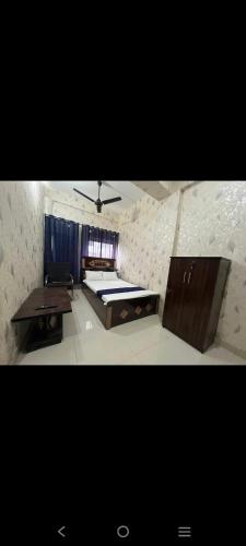 a room with a bed and a table in it at Hotel yash raj Palace Raibarelly in Rāe Bareli