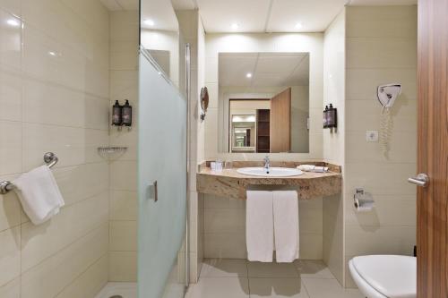 a bathroom with a sink and a toilet and a shower at Hotel Best Indalo in Mojácar