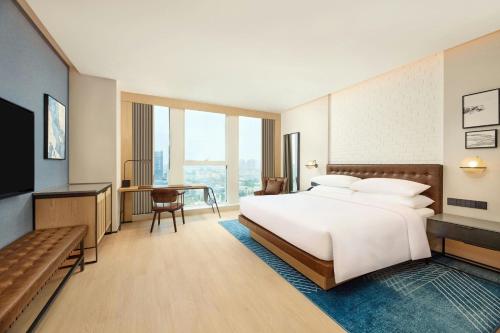 Postel nebo postele na pokoji v ubytování Four Points by Sheraton Rizhao