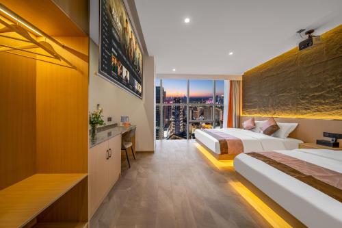 two beds in a hotel room with a view at Home Inn Paibo Cloud Hotel (Chongqing Jiefangbei Hongyadong Branch) in Chongqing