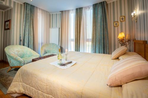 a bedroom with a large bed with a table and chairs at Hotel Soli Invicto in Elenovo