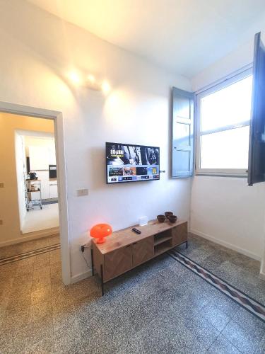 萨萨里Charlie's Apartment -Centro Storico的带桌子和窗户的客厅