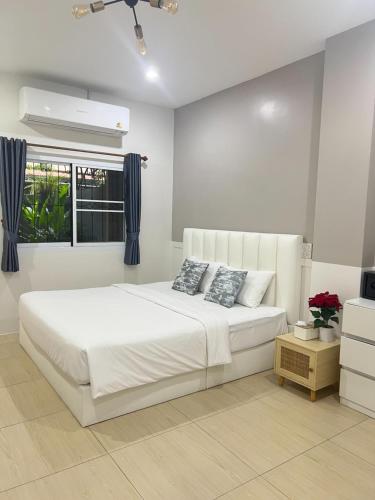 Katil atau katil-katil dalam bilik di บ้านพ่อกับแม่ by ทองนาค อพาร์ตเมนต์