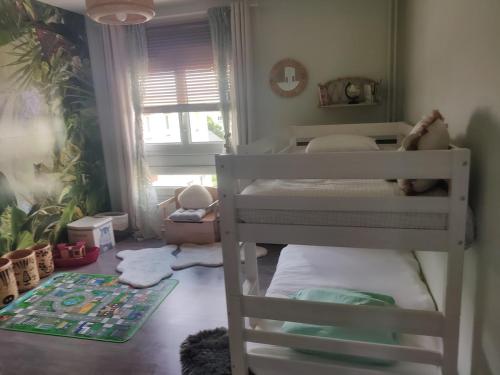 Ένα ή περισσότερα κρεβάτια σε δωμάτιο στο Le Refuge de Céline - Proche Paris-La Défense