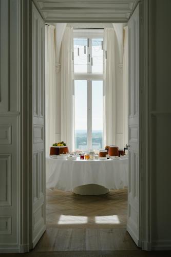 サンセールにあるLes Hauts de Sancerreの窓際のテーブル付