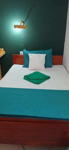 Una cama o camas en una habitación de Misty Cabins