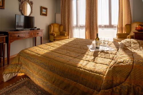 a bedroom with a bed with a bottle of wine at Hotel Soli Invicto in Elenovo