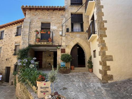 a stone building with a door and a balcony at Casa del Infanzón in Sos del Rey Católico