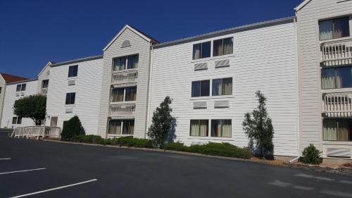 a white building with a street in front of it at Motel 6-Maryland Heights, MO in Maryland Heights