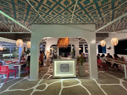 Гостиная зона в La Evangs Beach Resort Taal