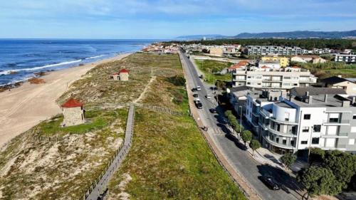 Una vista aérea de una playa con edificios y el océano. en Beach&Pool Villa near Esposende&Apulia, en Esposende