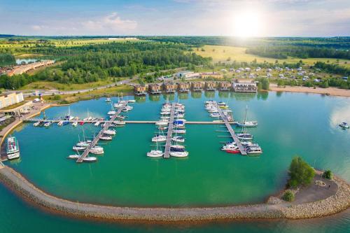 an aerial view of a marina with boats in the water at LAGOVIDA Dünenhaus Comfort Familia j am Störmthaler See in Großpösna