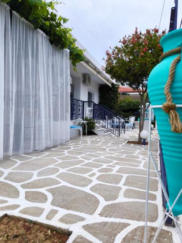 a patio with a blue surfboard on the side of a house at Nautica Blue - House in Ofrínion