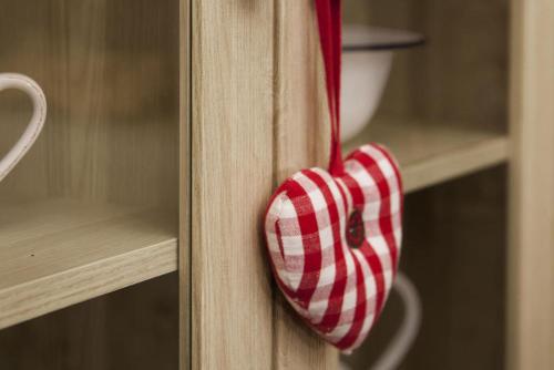 ein rotes und weißes Herz hängt an einer Tür in der Unterkunft Haus Ferientraum in Feldberg