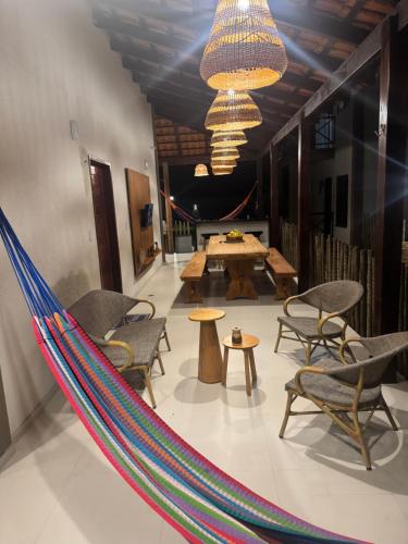 Ruang duduk di Chalé Betel Santo Amaro