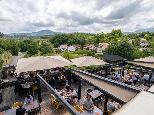 - un restaurant avec des tables et des parasols dans l'établissement Hôtel Restaurant Aldaburua, à Larressore