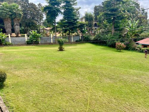 a yard with a green lawn with a cord on it at Nejobugg Hostel in Nkoanrua