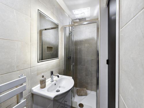 Ένα μπάνιο στο Norman House at JP Residences