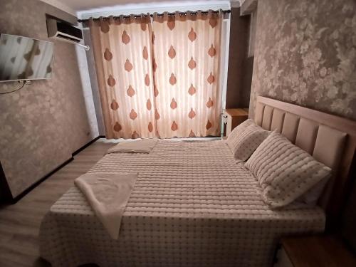 Ένα ή περισσότερα κρεβάτια σε δωμάτιο στο Marwa Guest House Modern 2-Room Apartment 78 m2