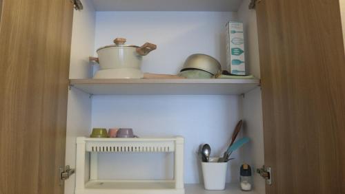 Η κουζίνα ή μικρή κουζίνα στο Cozy Apt Studio Anderson Pakuwon Mall view city