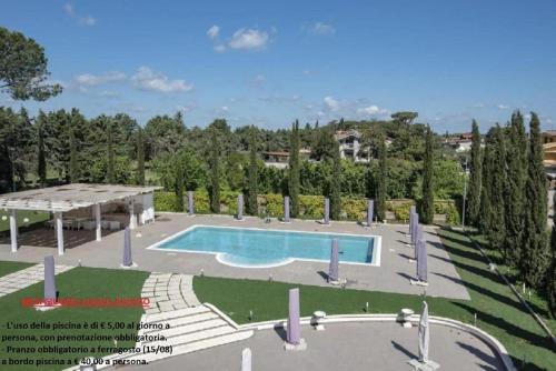 an image of a swimming pool in a yard at Park Hotel Villamaria in Pavona