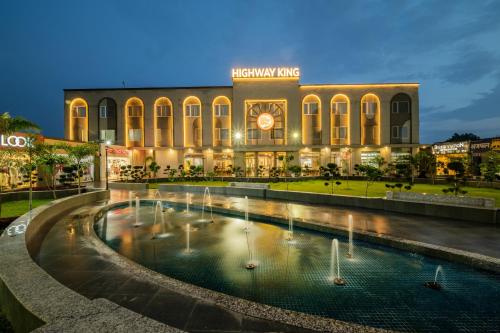 Bazén v ubytování Hotel Highway King Neemrana nebo v jeho okolí