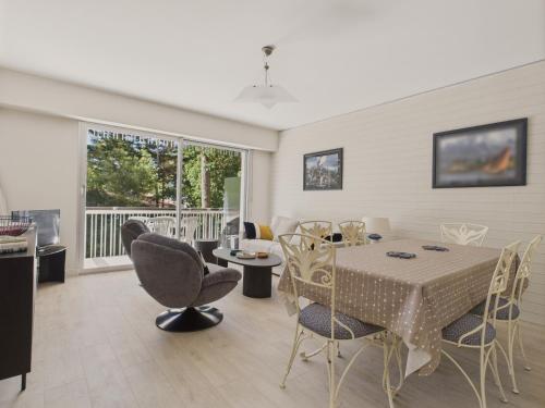 une salle à manger avec une table et des chaises dans l'établissement Appartement pour 4 au coeur de La Baule, à La Baule